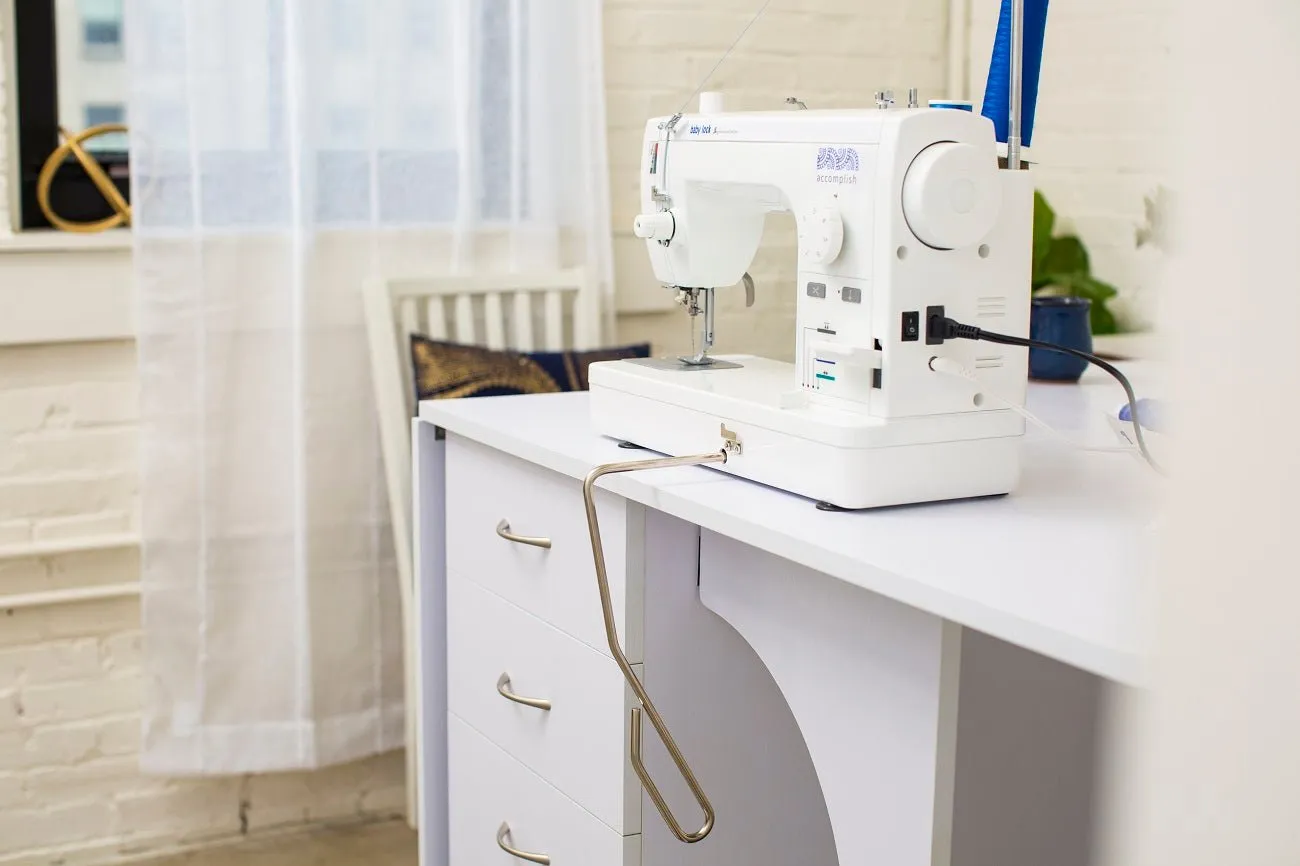 Baby Lock Accomplish Sewing Machine - with FREE Online Classes (BA-LOK60D)